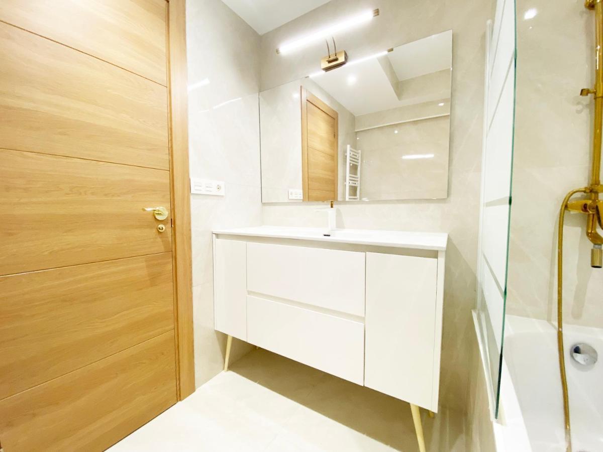 Paradise Luxurious Flat, Free Parking, 3 Double Rooms, Terrace, Jacuzzi, Fully Renovated Appartement