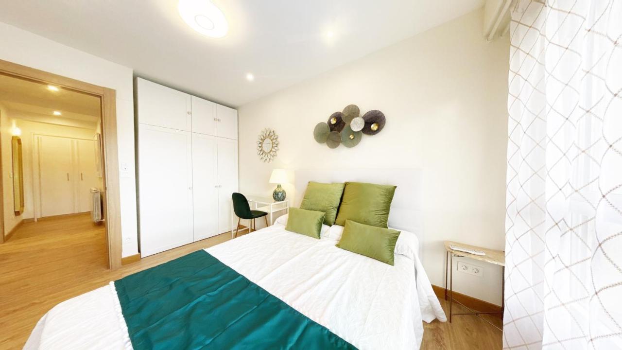 Paradise Luxurious Flat, Free Parking, 3 Double Rooms, Terrace, Jacuzzi, Fully Renovated Appartement *