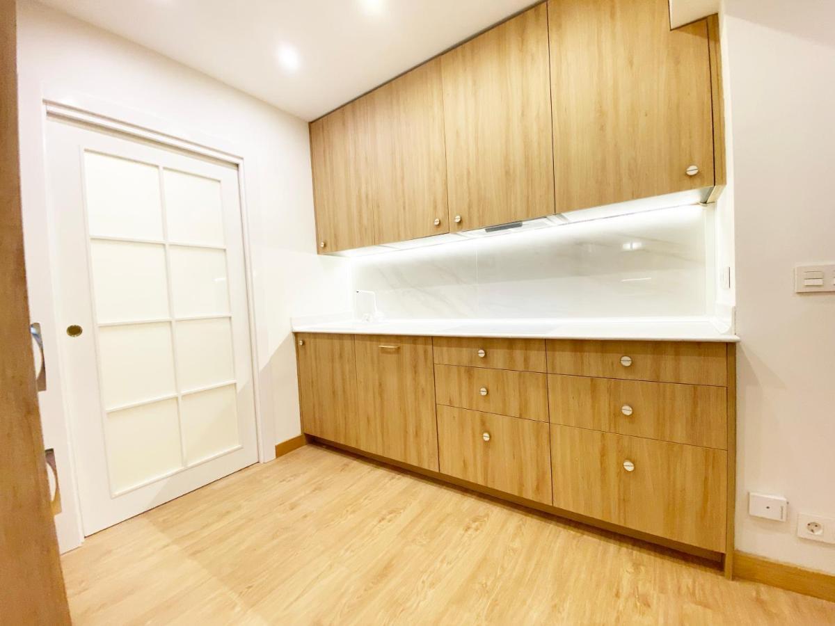 Paradise Luxurious Flat, Free Parking, 3 Double Rooms, Terrace, Jacuzzi, Fully Renovated Appartement *