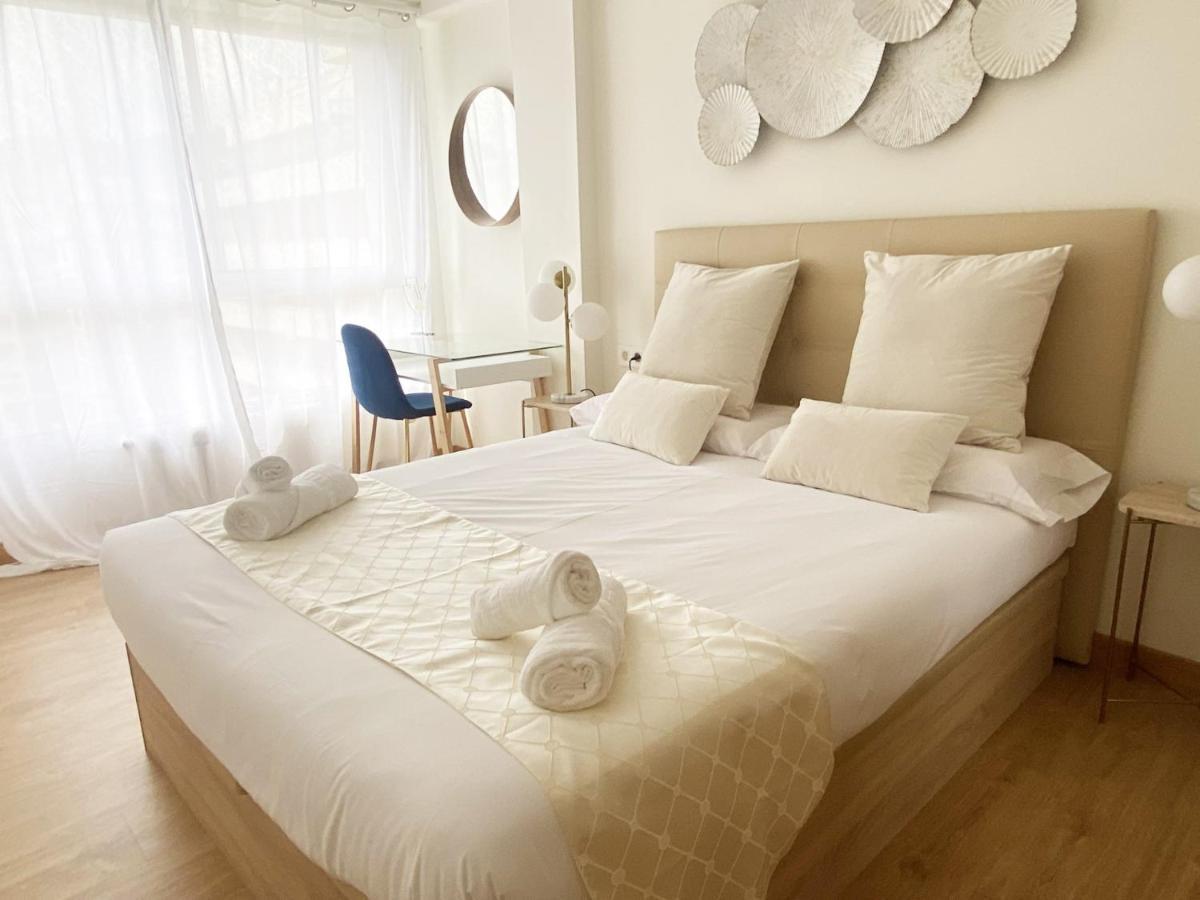 Paradise Luxurious Flat, Free Parking, 3 Double Rooms, Terrace, Jacuzzi, Fully Renovated Appartement *